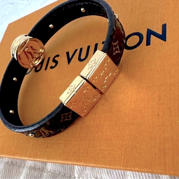 NEW Auth Louis VUITTON Bracelet LV Circle
Reversible Monogram + Receipt Sz 17 - Picture 5 of 8